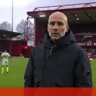 Guardiola reclama com operador de câmara durante jogo