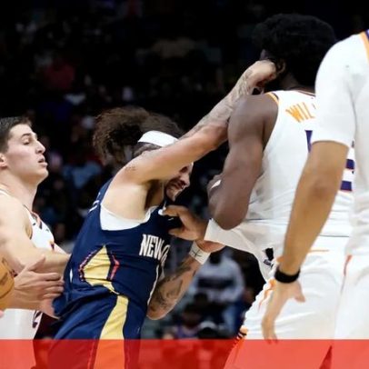 Confronto entre José Alvarado e Mark Williams em jogo da NBA