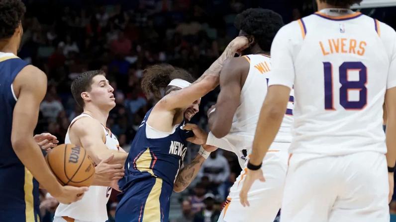 José Alvarado, dos New Orleans Pelicans, e Mark Williams, dos Phoenix Suns, envolveram-se na madrugada deste domingo em cenas de pancadaria num jogo da NBA entre as duas equipas.