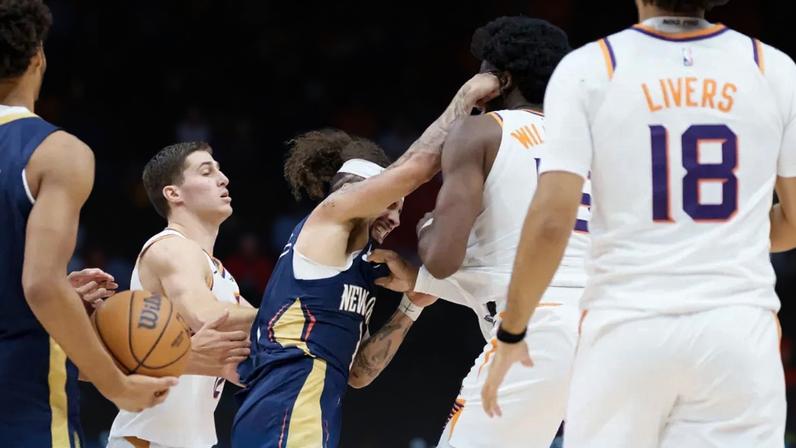 José Alvarado, dos New Orleans Pelicans, e Mark Williams, dos Phoenix Suns, envolveram-se na madrugada deste domingo em cenas de pancadaria num jogo da NBA entre as duas equipas. Depois de um desentendimento, os dois norte-americanos trocaram socos e, antes de serem ambos excluídos da partida, precisaram de ser separados por companheiros e pelos árbitros. Os Phoenix Suns, refira-se, acabaram por vencer o encontro por 123-114.