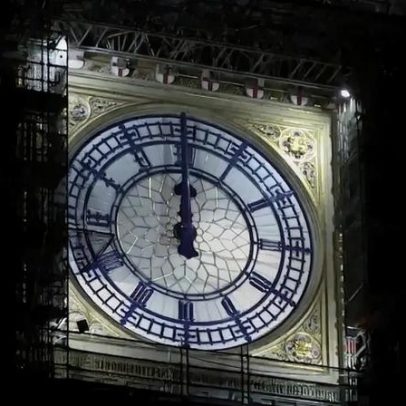Big Ben está pronto para soar à meia-noite do Ano Novo