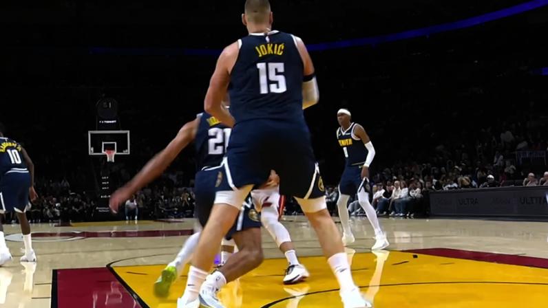 Nikola Jokic com suspeitas de lesão grave após ser pisado... por companheiro de equipa