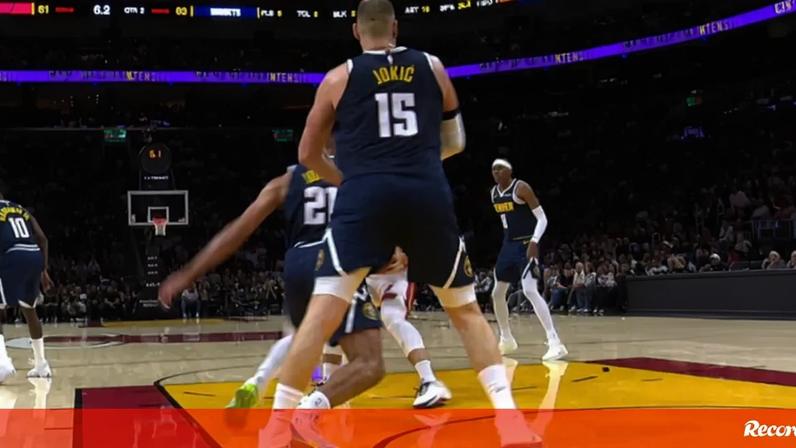 Nikola Jokic com suspeitas de lesão grave após ser pisado... por companheiro de equipa