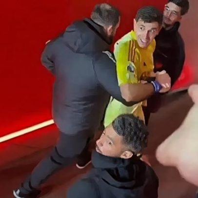 Arsenal-Aston Villa: Dibu Martínez foi insultado e contido para não reagir