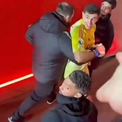 Dibu Martínez insultado no Arsenal-Villa e contido para não reagir