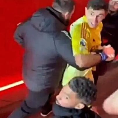 Dibu Martínez insultado e segurado para não responder no Arsenal-Aston Villa