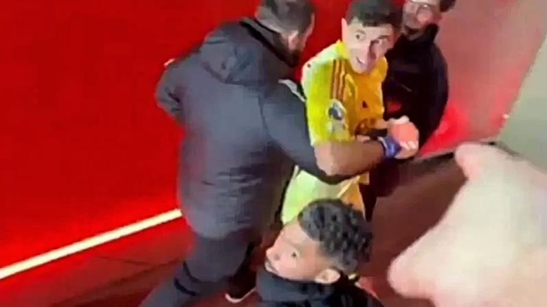 Final quente no Arsenal-Aston Villa: Dibu Martínez foi insultado e teve de ser agarrado para não responder