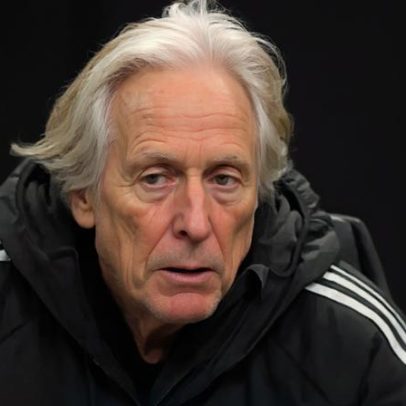 Jorge Jesus responde de forma caricata na conferência do Al Nassr