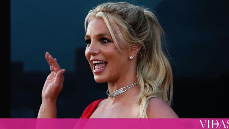 Britney Spears surge em alto mar com homem desconhecido