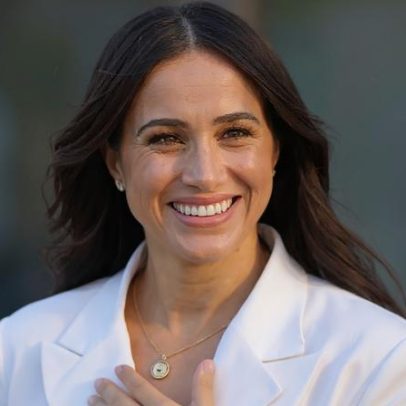 Meghan e Harry publicam foto rara de família para festas, pormenor chama atenção