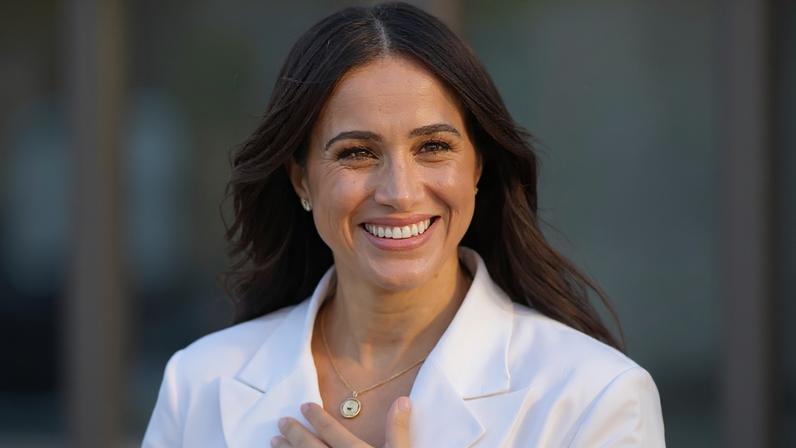 Meghan e Harry publicam foto rara de família para festas, pormenor chama atenção