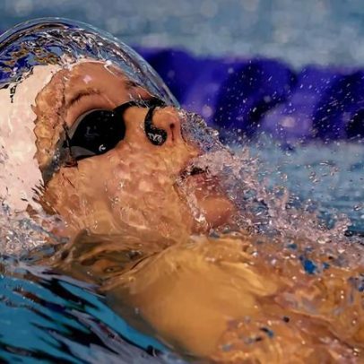 Camila Rebelo bate recorde nacional nos 100 costas e entra nas meias-finais