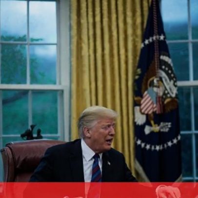 Trump instala placas com conteúdo depreciativo nos retratos de Biden e Obama