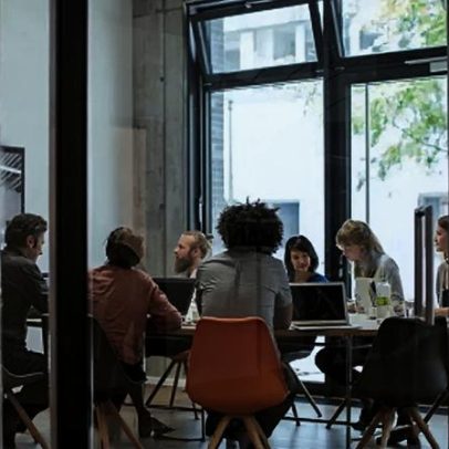 Funcionária despedida por chegar 40 minutos cedo ao trabalho em Espanha