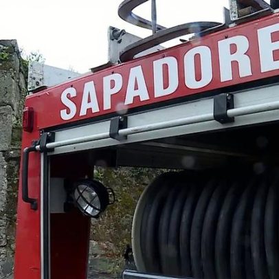 Poste derrubado em despiste cai sobre carro no Porto