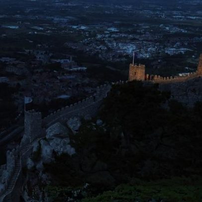 Duo de carteiristas apanhado por turistas no Castelo dos Mouros, Sintra