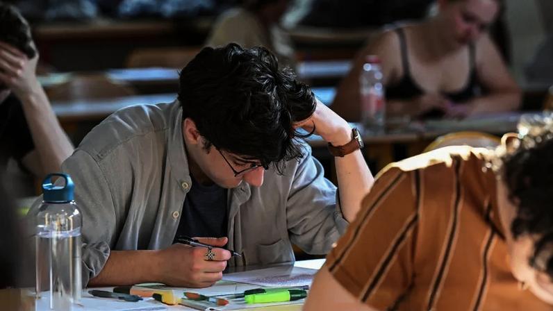 Alunos pobres recebem apoio anual de 1.045 euros ao longo do curso superior