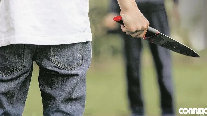 Homem esfaqueado encontrado em casa devoluta