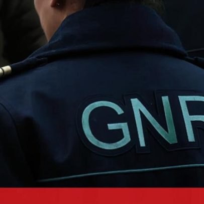 Ladrões sobem ao telhado para assaltar Continente da Moita