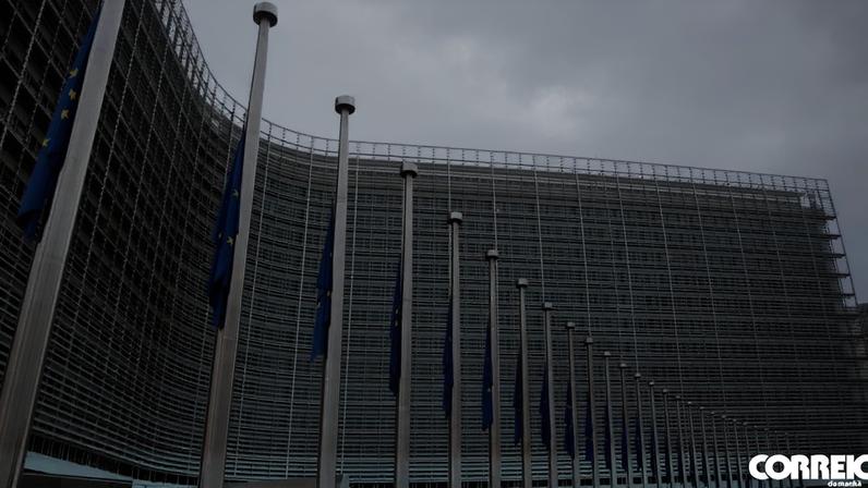 Bandeiras da União Europeia em frente ao Edifício Berlaymont, Bruxelas