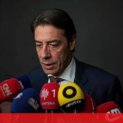Rui Costa consola e motiva jogadores após dérbi
