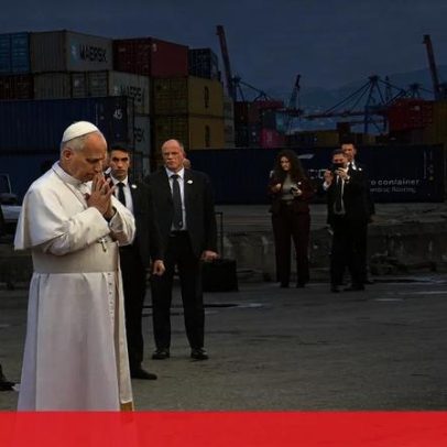 Papa Leão XIV reza no local da explosão no porto de Beirute