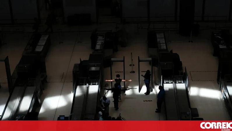 Passageiros tentam deixar a Venezuela por falta de voos