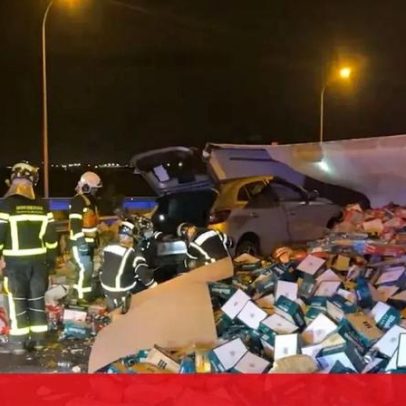 Acidente rodoviário em Espanha espalha 20 toneladas de latas de cerveja na estrada