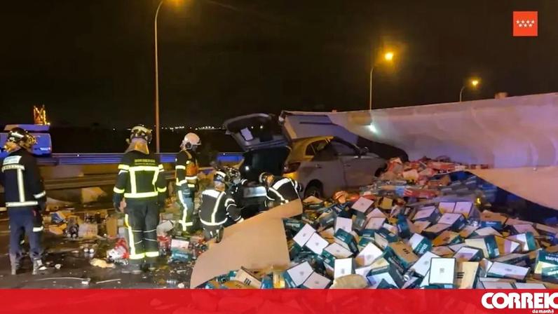 Acidente rodoviário em Espanha espalha 20 toneladas de latas de cerveja na estrada