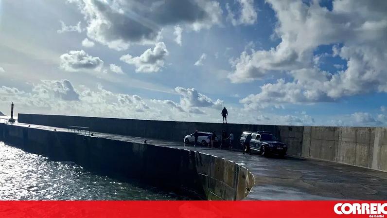 Cinco pessoas arrastadas por onda que galgou muralha do cais do Paul do Mar na Madeira - FOTO: Autoridade Marítima Nacional