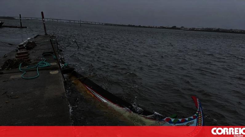 Embarcação foi rebocada para um ponto da ria de Aveiro de menor profundidade
