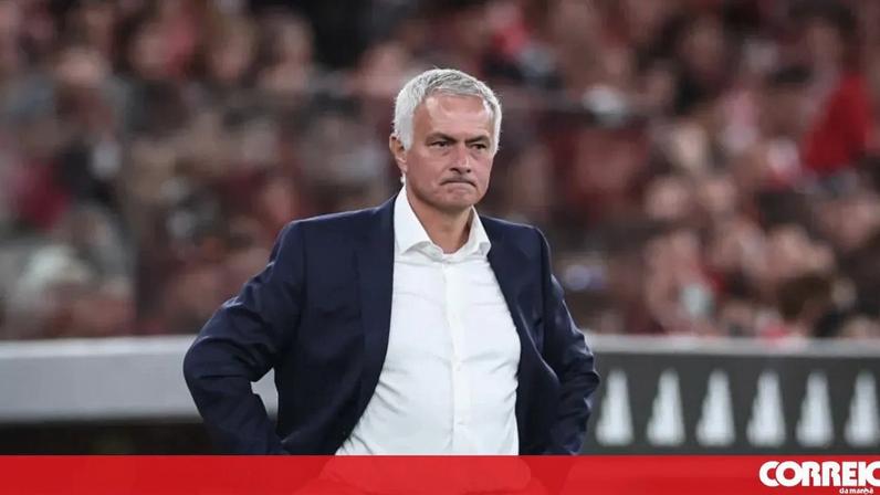 Mourinho no primeiro jogo na Luz pelo Benfica