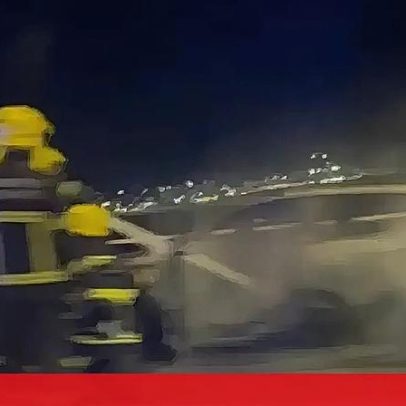 Carro incendeia-se na Ponte Vasco da Gama, Lisboa