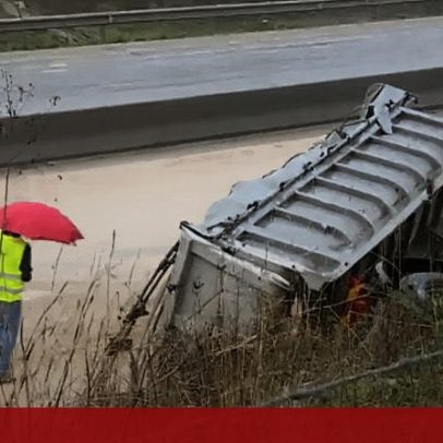 Camião despista-se e tombou na A22, em Loulé; condutor fica ferido