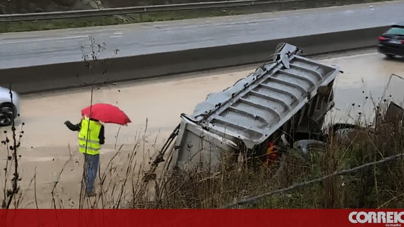 Camião despista-se e tombou na A22, em Loulé; condutor fica ferido