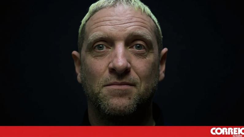 Dawn Rhodes foi esfaqueada no pescoço pelo marido na cozinha da casa onde viviam