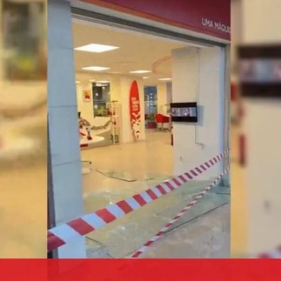 Carro destrói montra de imobiliária