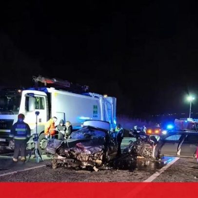 Jovem de 17 anos fica ferida em colisão entre dois carros e camião do lixo
