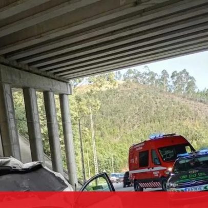 Colisão entre dois carros em Oliveira de Azeméis: dois feridos ligeiros na N227