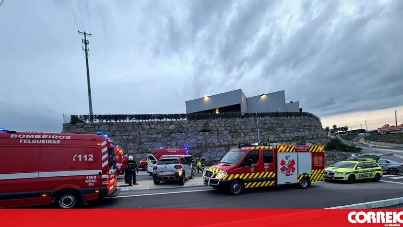 Três feridos em colisão frontal entre dois carros em Felgueiras
