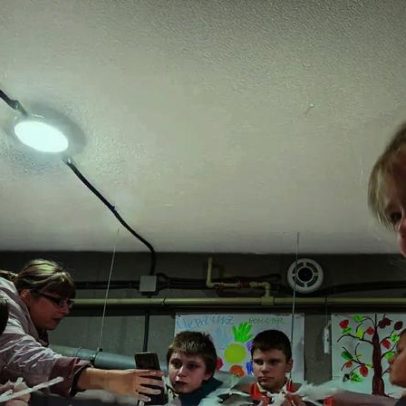 Crianças aprendem e brincam em bunkers na cidade mais perigosa da Ucrânia