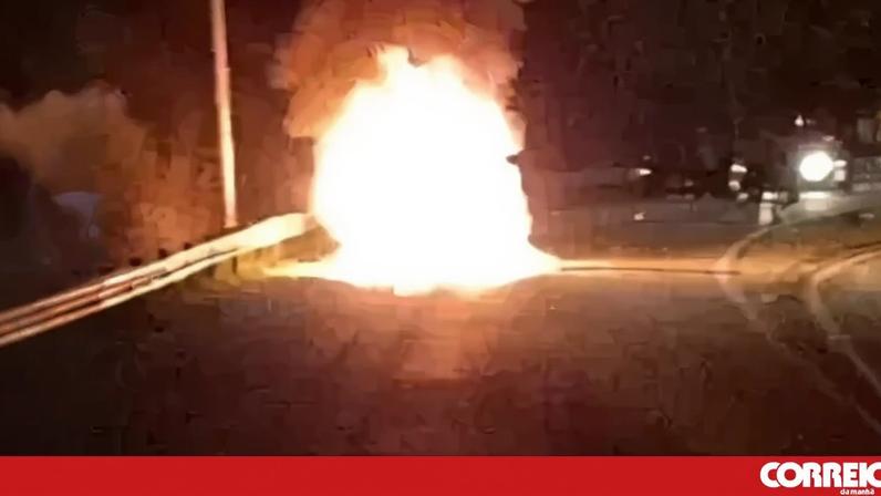 Carro consumido pelas chamas em Arraiolos