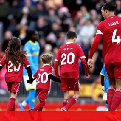 Filhos de Diogo Jota sobem ao relvado antes de Liverpool-Wolverhampton