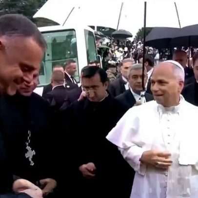 Papa reza no túmulo de santo venerado por cristãos e muçulmanos e pede paz no Líbano