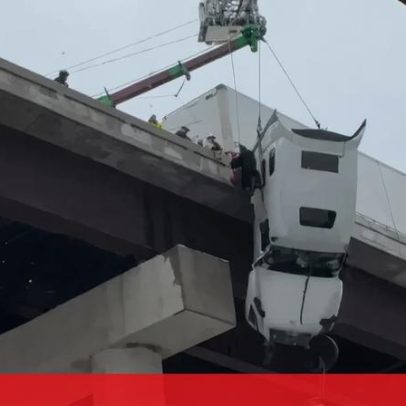 Motorista resgatado após camião ficar suspenso numa ponte nos EUA