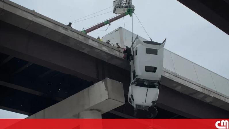 Motorista resgatado após camião ficar suspenso numa ponte nos EUA