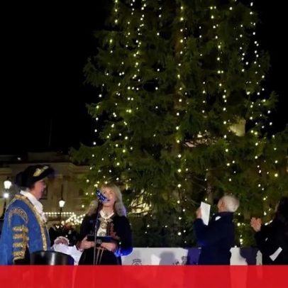 Árvore de Natal norueguesa ilumina Trafalgar Square, Londres