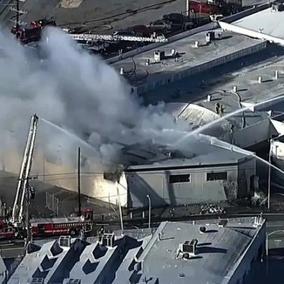 Bombeiros combatem grande incêndio em edifício comercial em Los Angeles
