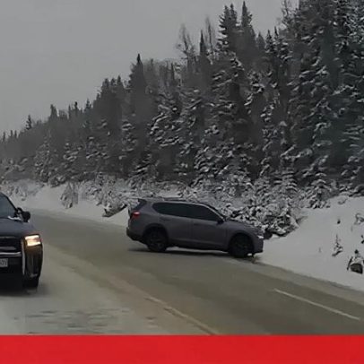 Polícia escapa por pouco de carro descontrolado durante tempestade de neve