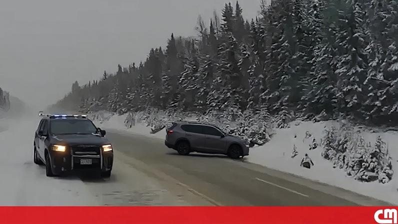 Polícia escapa por pouco de carro descontrolado durante tempestade de neve